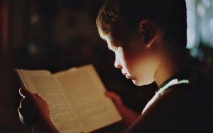Lee más sobre el artículo Los grandes beneficios de la lectura entre los más pequeños