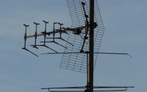 Lee más sobre el artículo La evolución de las antenas de televisión: Del pararrayos al HDTV