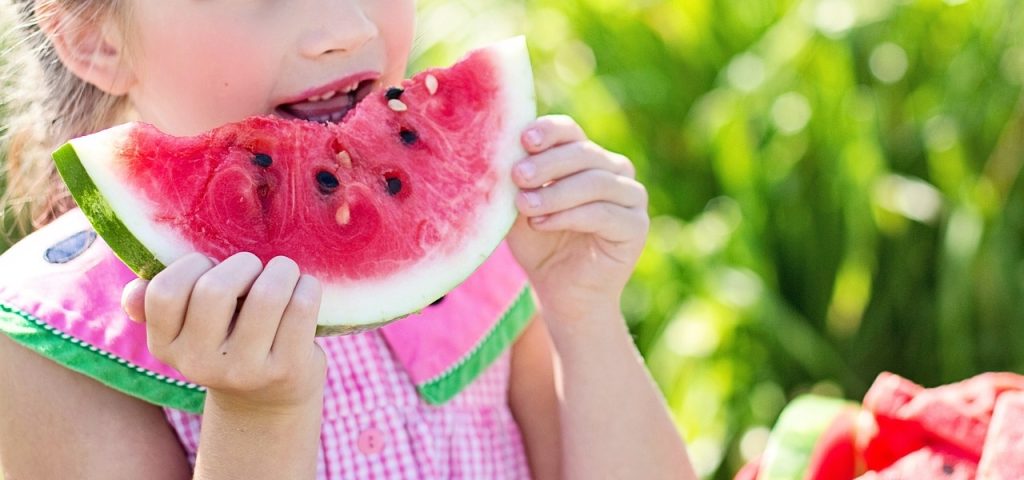 Comer Fruta Niña