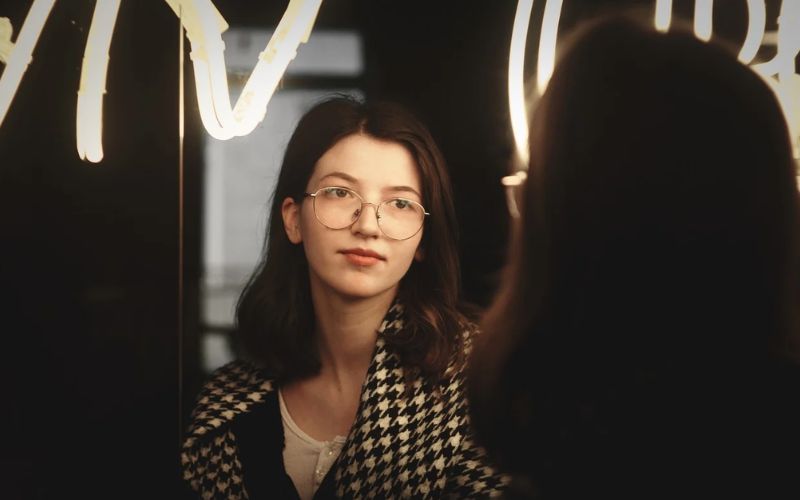 Lee más sobre el artículo ¿Por qué podemos ver nuestro reflejo en un espejo?: Explicación para niños