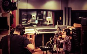 Lee más sobre el artículo ¿Cómo se graba una canción? Explicación para niños