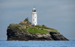 Lee más sobre el artículo ¿Cómo funcionan los faros?: Explicación para niños