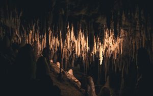 Lee más sobre el artículo La diferencia entre estalactitas y estalagmitas: Explicación para niños