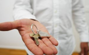 Lee más sobre el artículo ¿Qué es un asesor inmobiliario? Explicación para niños